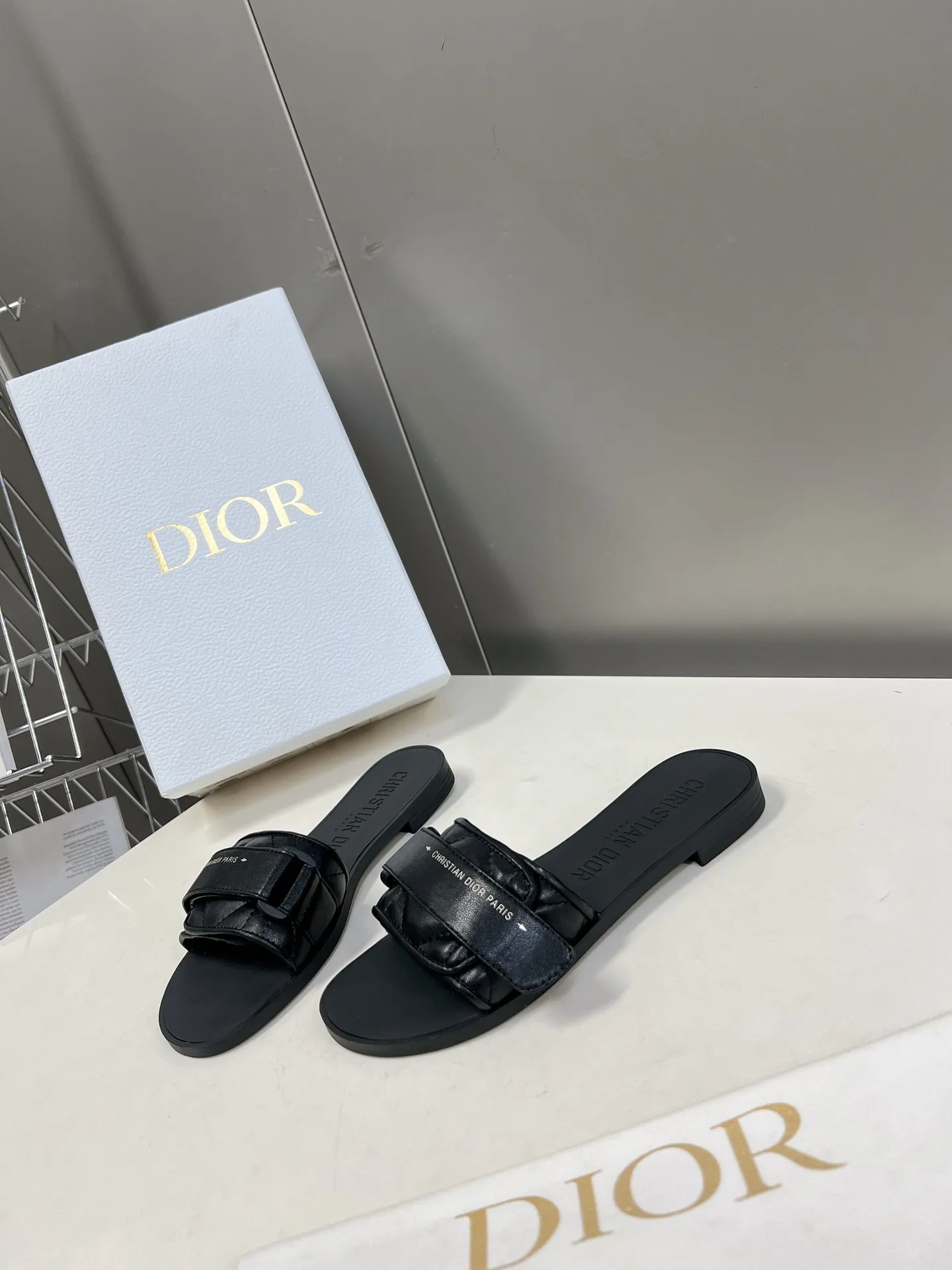 👟👟Ex-factory price 380👟👟 Leather-covered Dior classic Velcro buckle sandals. The high version of the GO original version is a perfect replica. The most popular color matching fabric. Super layered. The original high-end TPU outsole✔️very comfortable and easy to walk. The upper materials are all original customized, 3D electric embroidered three-dimensional cloth surface. Very versatile. A must-have for lazy people in summer. The original full set of packaging code number: 35-40